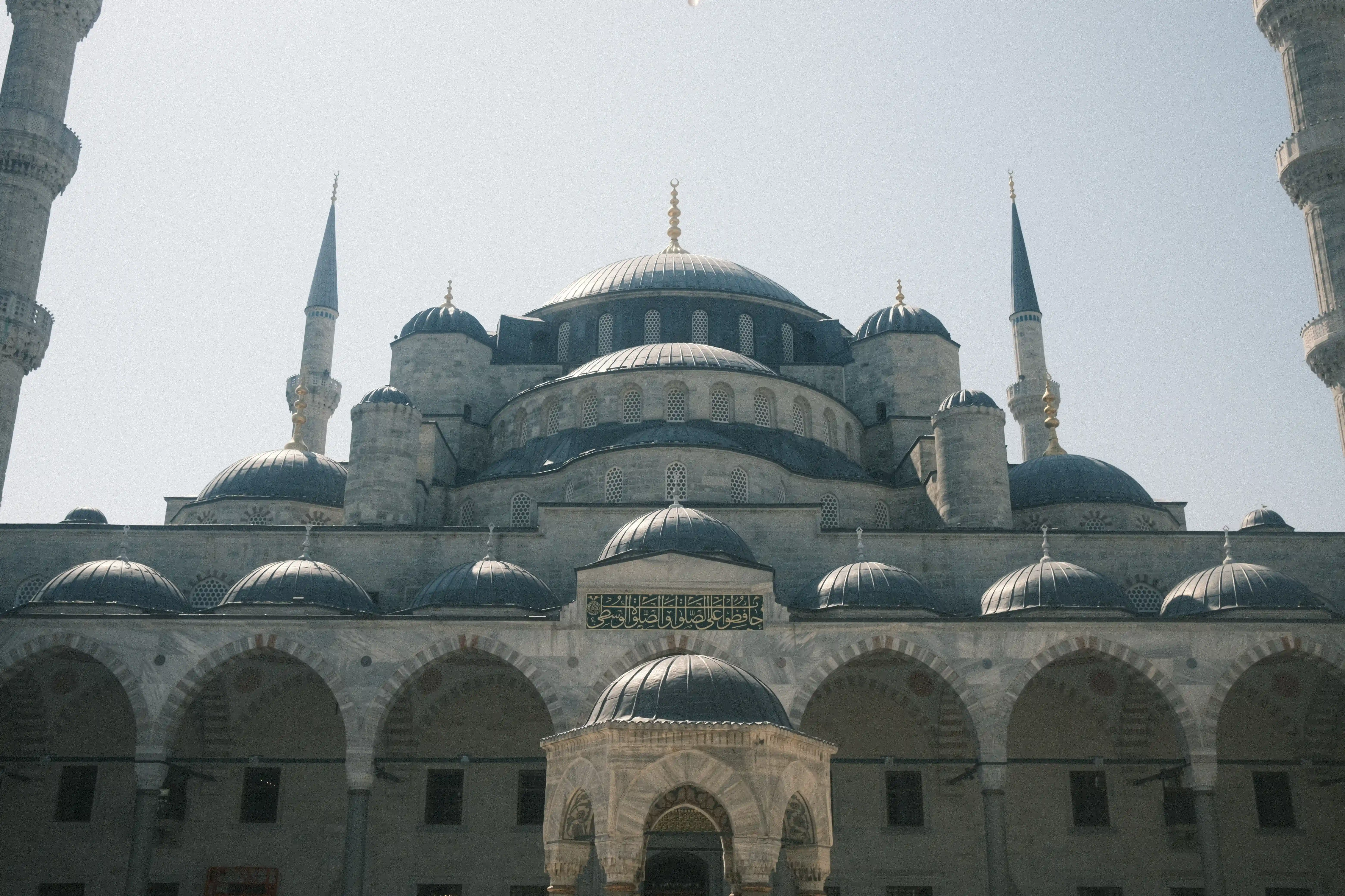 A picture of the blue mosque in Istanbul