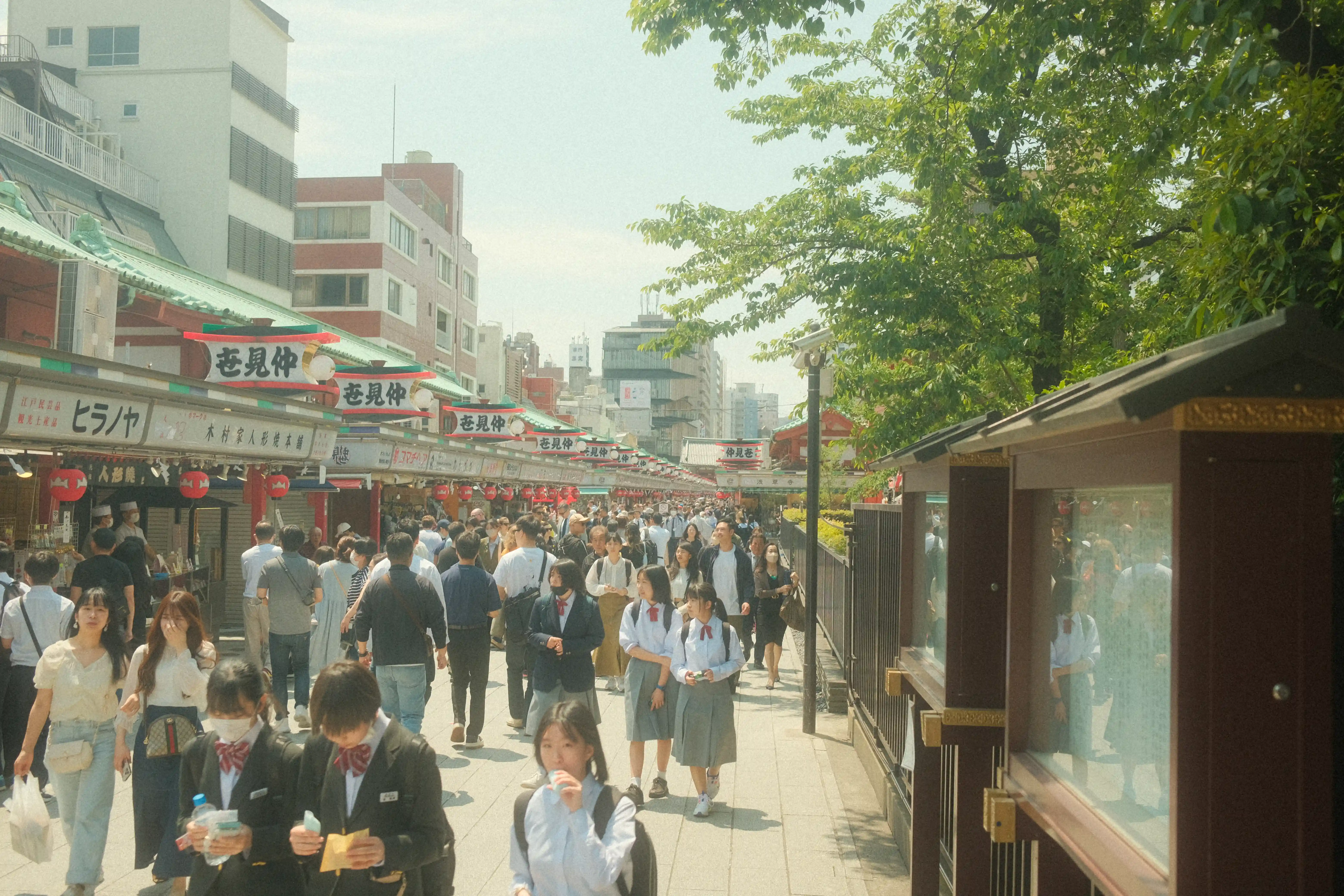 A picture of the crowd around Senso-ji temple in Tokyo